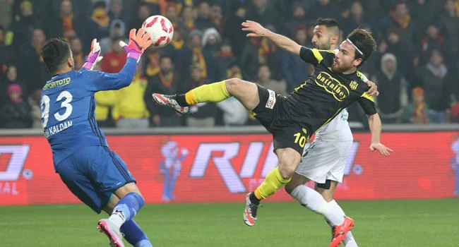 Evkur Yeni Malatyaspor zirveyi bırakmıyor