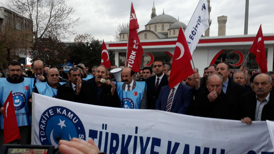 Türkiye Kamu-Sen olarak 400 bin üyemizle, duamızla, varlığımızla, ruhumuzla ve bütün benliğimizle askerimizin yanındayız.