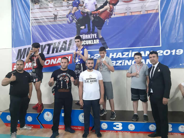 Malatyalı sporcular Türkiye yıldız ve Minikler Muaythai şampiyonasında 5 madalya alarak büyük bir başarıya imza attı.