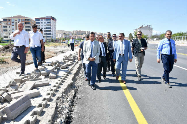 Gürkan çalışmaların devam ettiği TOKİ yolunda incelemelerde bulundu.
