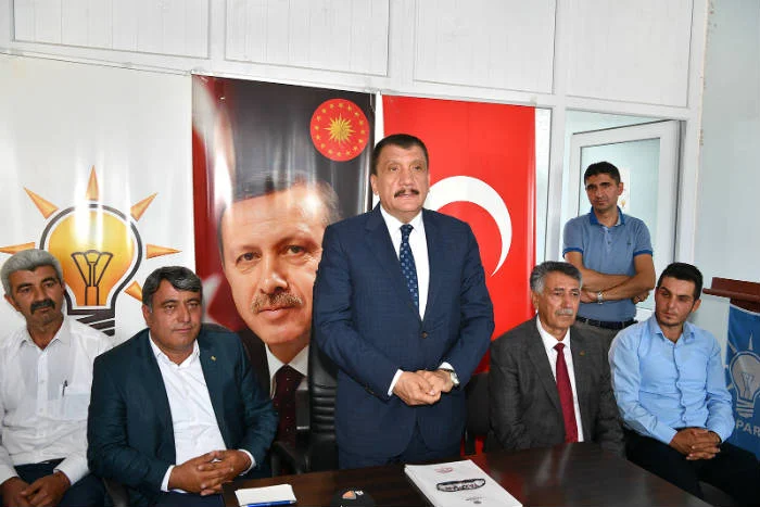 Başkan Gürkan Yazıhan ilçesinde ziyaretlerde bulunup muhtarlarla bir araya geldi