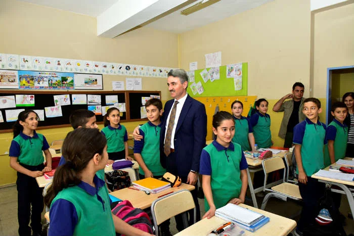 Vali Baruş “Yaya Geçidi Nöbeti Etkinliğine” Katıldı, Okul Ziyaretleri Gerçekleştirdi.
