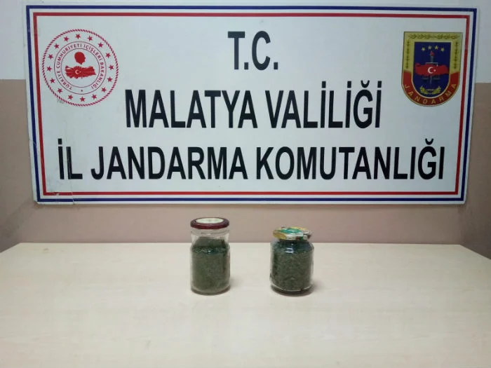 Malatya Şahnahan Mahallesinde Kavanoz İçerisinde 1 Kilo Kubar Esrar Ele Geçirildi