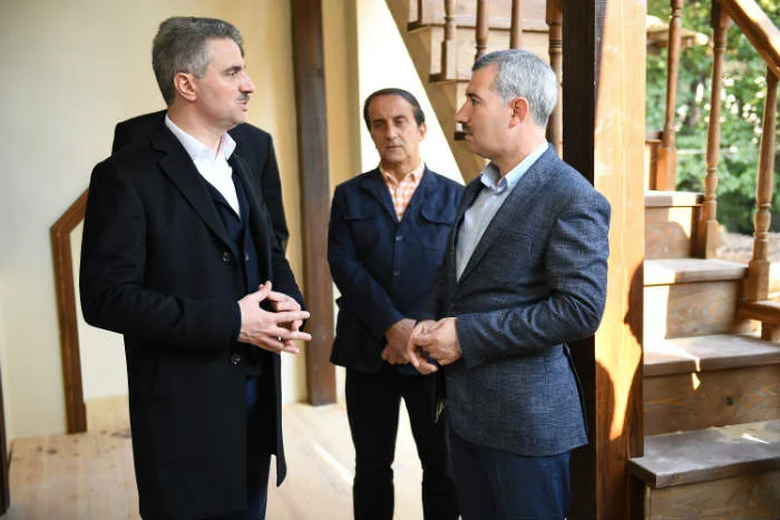 Vali Baruş , Çırmıktı’daki Hıroğlu mahallesinde yapımı devam eden Tarihi Konaklarda detaylı incelemelerde bulundu