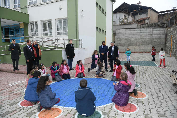 Okul Bahçeleri Rengârenk Oyun Alanlarına Dönüşüyor