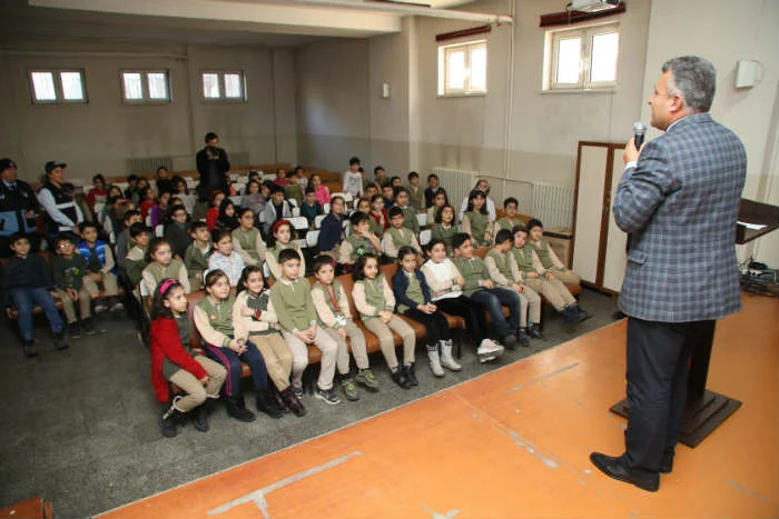 Battalgazi Belediyesi Zabıta Müdürlüğü ekipleri tarafından her hafta bir ilkokulda 3. ve 4. Sınıf öğrencilerine seminer veriliyor