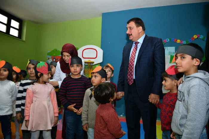 Gürkan Yerli Malı Haftası dolayısıyla gerçekleştirilen programa katılarak çocuklarla bir araya geldi.