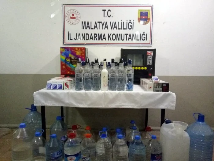 Akçadağ İlçesi Kozluca Mahallesinde Kaçak içki ve sigara ele geçirildi