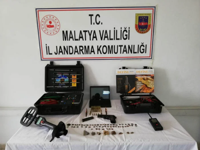 Kale İlçesi Kömürhan Köprüsü Yol Kontrol Noktasında Tarihi Eser Kaçakçısı Yakalayı Ele Verdi