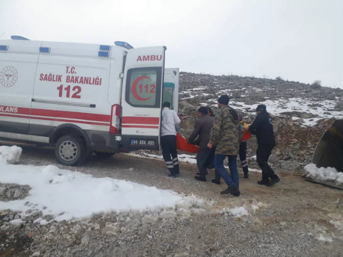 Aşağıköy Mahallesinde Karla Kaplı Yol Açıldı , Ambulans Hastaya Ulaştı