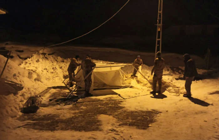 Doğanyol ve Pütürge’de evlerine girmeye korkan vatandaşların imdadına jandarma yetişti.