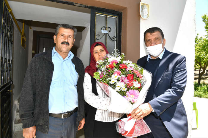 MBB Başkanı Gürkan Şehit annelerine Kur’an, Bayrak ve Çiçek hediye etti.
