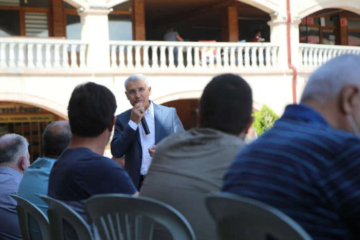 Battalgazi Belediye Başkanı Osman Güder, Şire Pazarı esnaflarıyla bir araya gelerek sorun ve taleplerini dinledi
