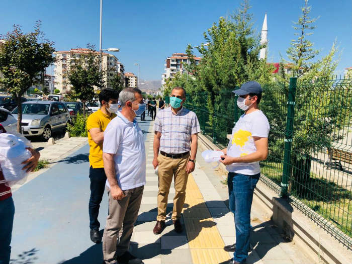 Yeşilyurt Belediye Başkanı Mehmet Çınar, (YKS)  Sınavına giren öğrencileri ve ailelerini ziyaret ederek, başarılar diledi