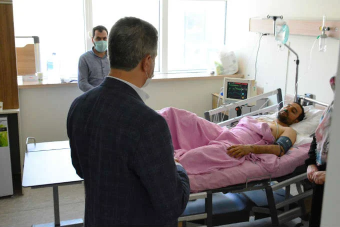 Vali Baruş, Tren Kazasında Yaralanan Personeli Ziyaret Etti