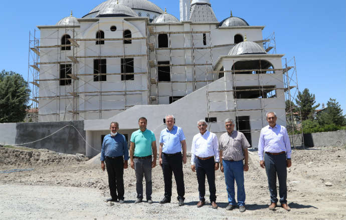 Güder, Eski Malatya merkezinde yapımı devam eden Alacakapı Merkez Camii’ndeki çalışmaları inceledi.