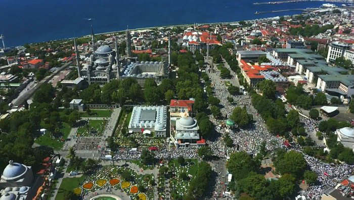 Yeşilyurt Belediye Başkanı Mehmet Çınar, Ayasofya-i Kebir Cami-i Şerif Önünde Kayısı İkram Etti