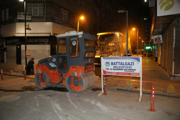 Battalgazi Belediyesi, deforme olmuş Tenzile Sokak’ta sıcak asfalt serim çalışması yaptı.