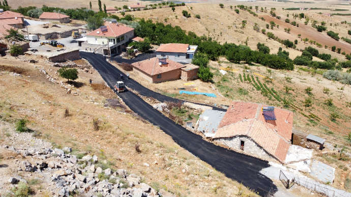 Beydağı Mahallesi Yapraklıpınar Mezrası’ndaki ara sokaklarda sıcak asfalt serimi gerçekleştirdi