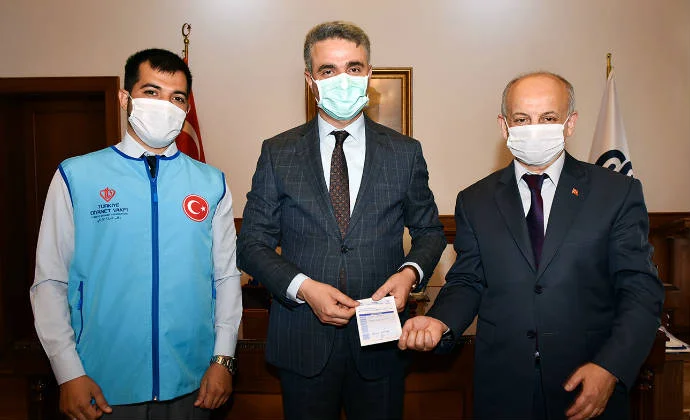 Vali Baruş, Türkiye Diyanet Vakfı’na Kurban Bağışında Bulundu