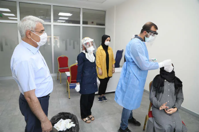 Battalgazi Belediyesi, risk altında bulunan personellerine tedbir amaçlı koronavirüs testi yaptırdı.