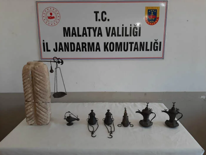 Tarihi Eserleri Satmaya Çalışırken Suçüstü Yakalandı
