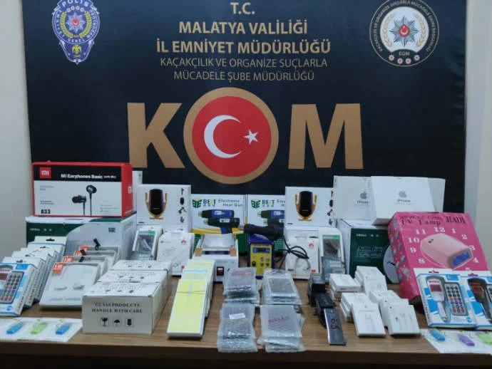 Malatya’da Kaçak Telefon Aksesurları Ele Geçirildi