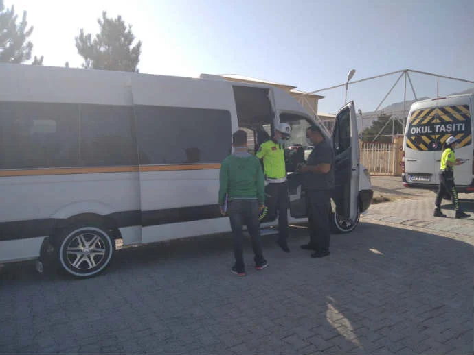 Malatya’da 12-16 Ekim 2020 tarihleri arasında Okul Servis Araçlarına Denetim Yapıldı 1 Araç Trafikten Men Edildi