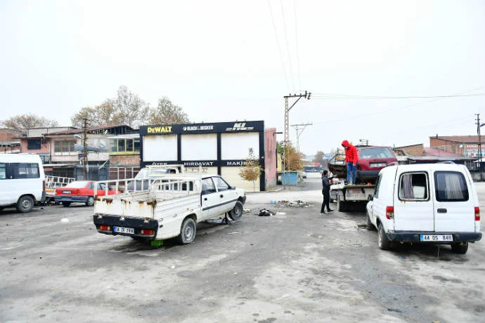 Malatya’da Görüntü ve Çevre Kirliliği Oluşturan Hurda Araçlar Kaldırıldı