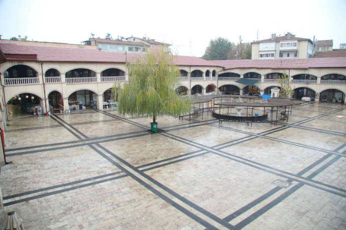 Battalgazi Belediye Başkanı Osman Güder, Şire Pazarı esnafının talebini geri çevirmedi.