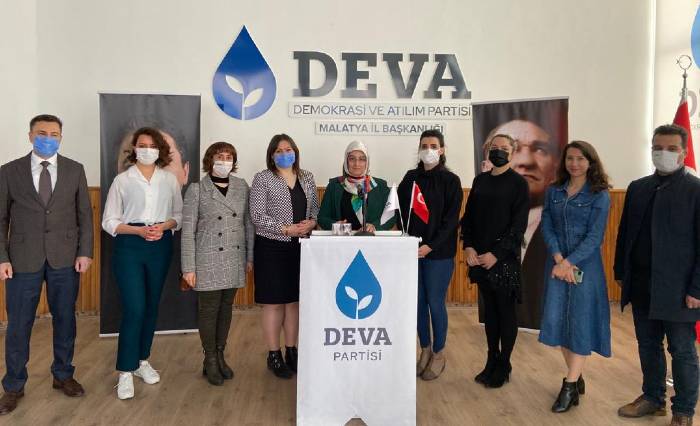 İstanbul Sözleşmesi’nden çekilme kararına tepki gösteren DEVA Partili kadınlar parti Genel Merkez binası önünde buluşarak