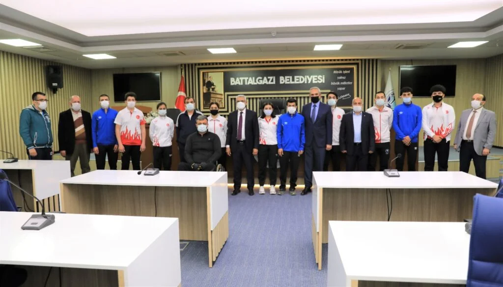 Battalgazi Belediye Başkanı Osman Güder, Battalgazi Belediyespor bünyesindeki sporcular ve antrenörleriyle bir araya geldi.