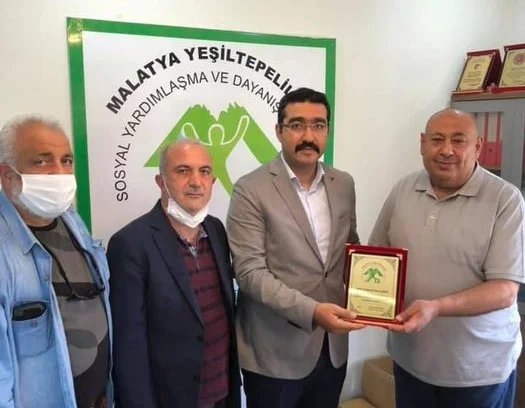 Malatya Yeşiltepeliler Sosyal Yardımlaşma ve Dayanışma Derneği’nden Av. Veysel Taner Şenel’e  Plaket