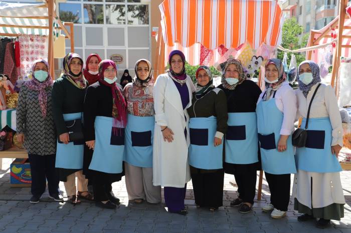 Kernek Külliyesi önünde açılan Pazar ilk haftada büyük ilgi gördü