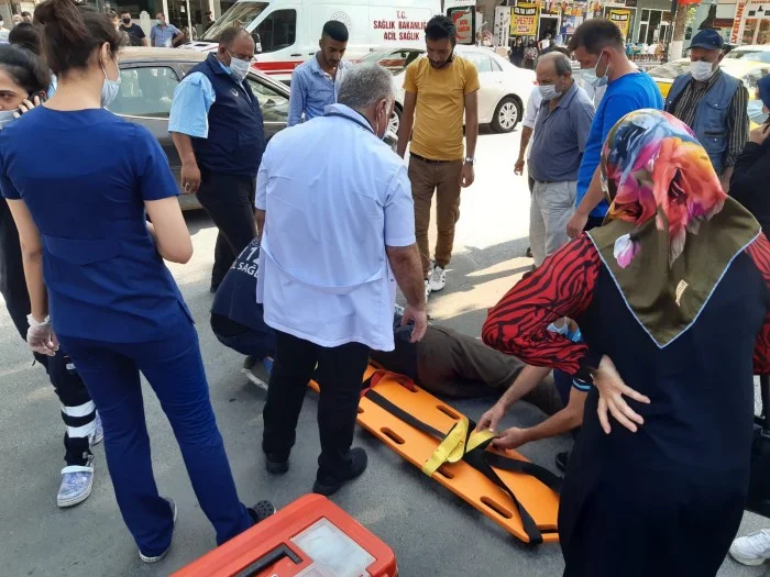 Otomobilin çarptığı şahısa ilk müdahaleye , Özel Gözde Hastanesi’nde görevli doktor Müslim Turan Aydın ve personeli yaptı