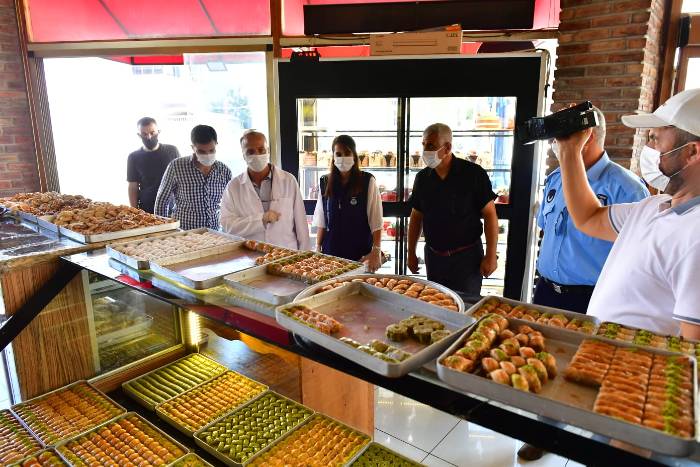 Yeşilyurt Belediyesi ekipleri, kurban bayramı öncesinde vatandaşların sağlıklı ve güvenilir gıda maddelerine erişimi için fırın, pastane