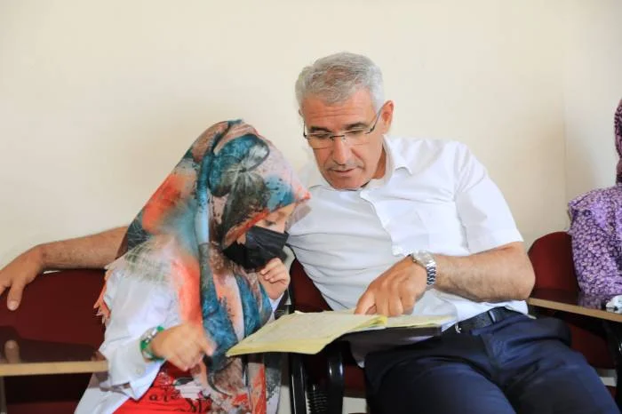 Battalgazi Belediye Başkanı Osman Güder, Yaz Kur’an Kursunda eğitim alan öğrencilerle birlikte derse katıldı