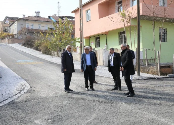 Güder, “Bu tempo ile Battalgazi’mizde asfaltsız yol bırakmama hedefimiz var” dedi.