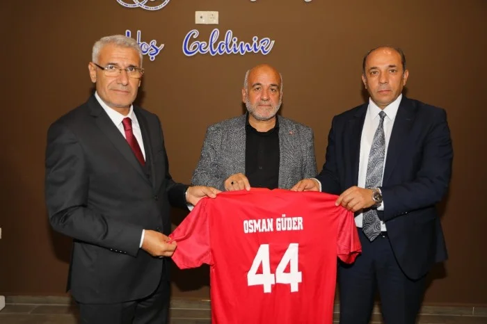 Battalgazi Belediye Başkanı Osman Güder, Battalgazi Belediyespor’da forma giyen futbolcular ve teknik ekip ile bir araya geldi