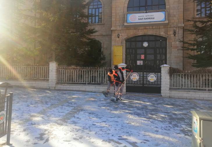 27 Mahallede Kar Küreme ve Yol Açma Çalışmaları Devam Ediyor