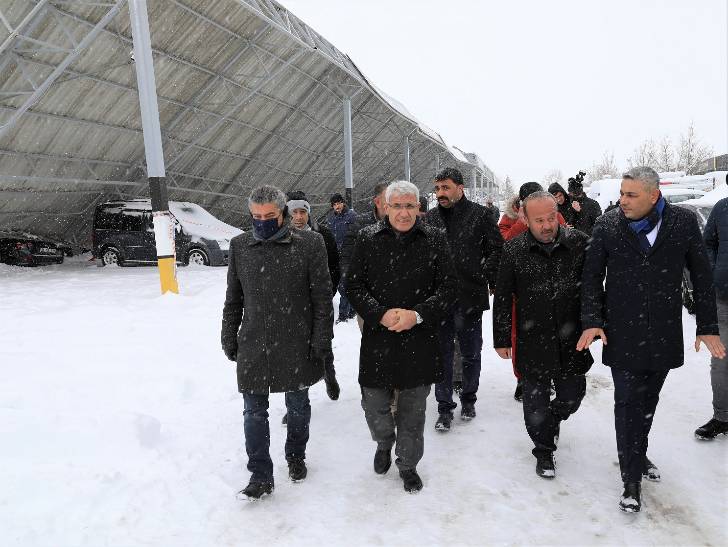 Başkan Güder, yoğun kar yağışı sonrası çatısı çöken Yeşiltepe Galericiler Sitesindeki esnafları ziyaret ederek, geçmiş olsun dileklerini iletti.