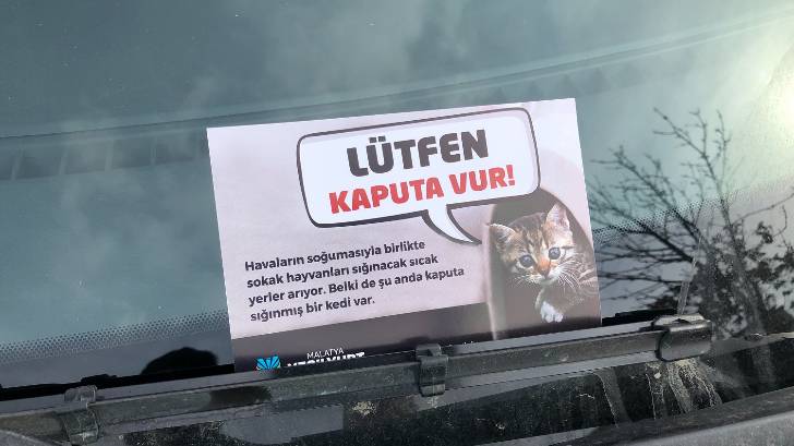 Yeşilyurt Belediyesi’nden Araç Sahiplerine ‘Lütfen Kaputa Vur’ kampanyası başlattı.