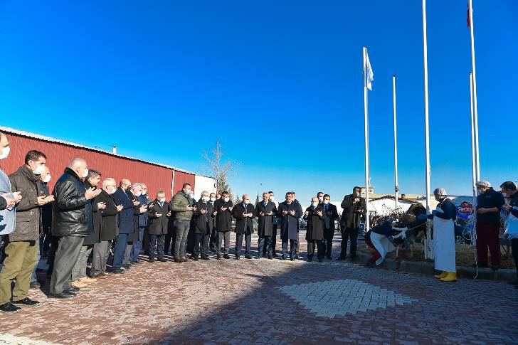 Malatya Büyükşehir Belediye Başkanı Selahattin Gürkan bu yıl yağan yoğun yağışlardan dolayı  ‘Şükür Kurbanı’ kesti.