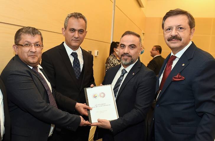 MTSO tarafından hazırlanan “Mesleki Eğitimin Sorunları ve Çözüm Önerileri” dosyası Milli Eğitim Bakanı Prof. Dr. Mahmut Özer’ sunuldu.