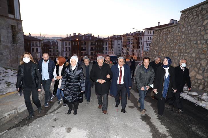 Gelincik Tepesi’ndeki ailelere sürpriz ziyaret