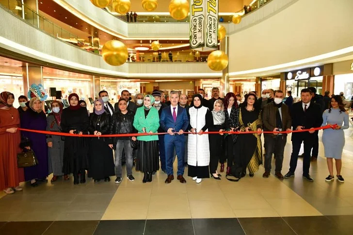 Yeşilyurt Kent Konseyi Fotoğraf Çalışma Grubu Üyesi kadın fotoğrafçıları ‘Işığın Gölgesinde Kadın’ isimli fotoğraf sergisine vatandaşlar büyük ilgi gösterdi.  