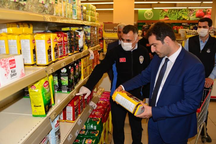 Yeşilyurt Belediye Başkanı Mehmet Çınar’ın talimatıyla harekete geçen Yeşilyurt Belediyesi Zabıta Müdürlüğü ekipleri, Ramazan ayı öncesi ilçedeki market, fırın ve bakkallarda denetim yaptı.
