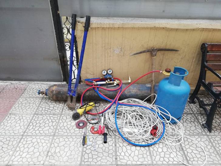 Battalgazi İlçesinde bir ikametten hırsızlık yapan 4 şahıs polis ekipleri tarafından suçüstü yakalandı. Adli makamlara sevk edilen 4 şahısta tutuklandı.