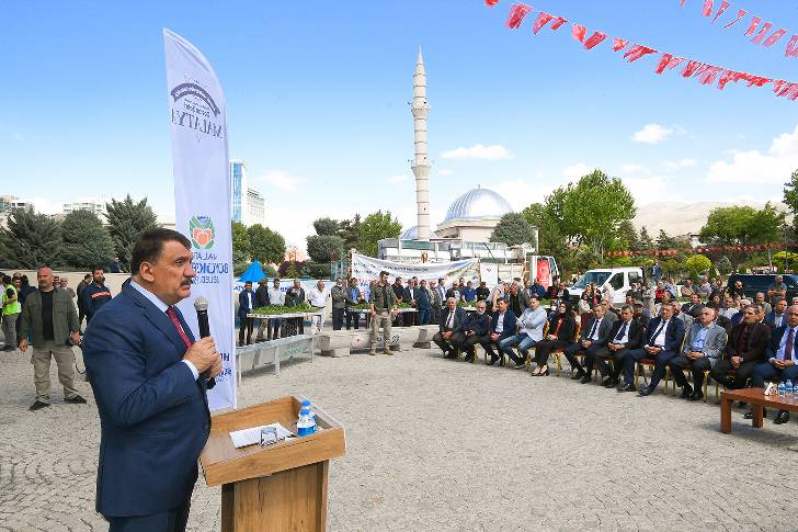 Büyükşehir Belediyesi önü tarım şölenine sahne oluyor