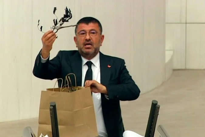 Ağbaba, “Zirai donun üzerinden 40 gün geçti, İşleri güçleri Malatyalıları oyalamak” dedi.